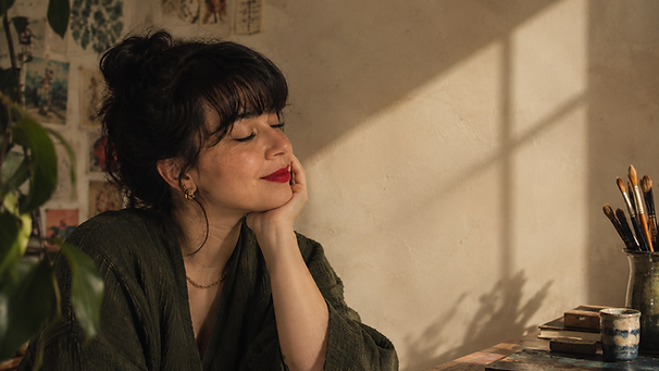 Retrato Contemplativo no Ateliê.png