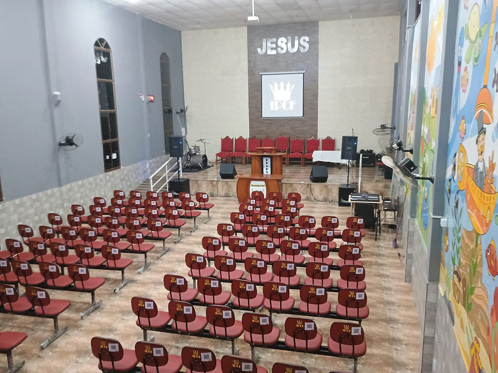 Salão principal da igreja pentecostal caminho da fé, visão do fundo do salão e palco