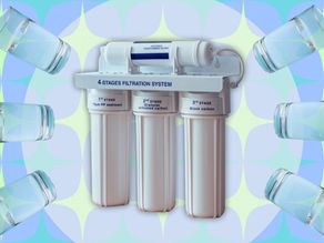 Reverse osmosis system with 4 stages, surrounded by six tilted glasses. Blue and green geometric background enhances focus.