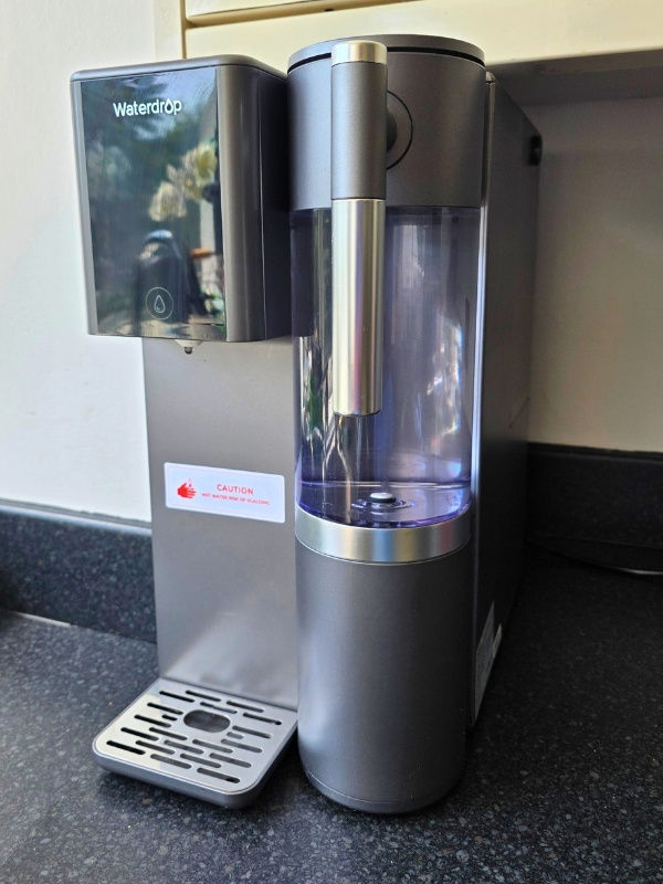 Waterdrop A2 countertop reverse osmosis water filter on a kitchen worktop.