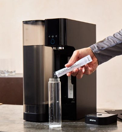 Skuma water system adding minerals to filtered reverse osmosis water using mineral sachet