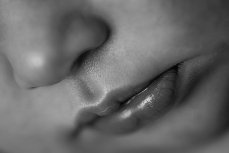 Neugeborenes, monochrom, Babyshooting, Neugeborenenfotograf, Hamburg, Rosengarten, Seevetal, Buchholz, natürlich, schlafend, Babymund, Details, Newborn, babyfotos, babyfotografhamburg, babyfotografbuchholz, neugeborenenfotoshamburg