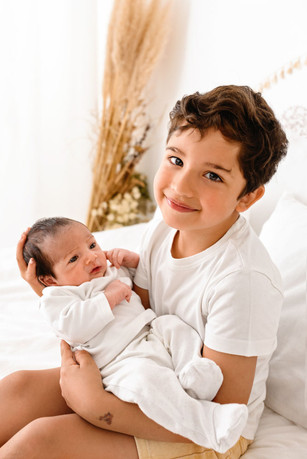 Geschwister, Babyshooting, Familienfotograf, Neugeborenenshooting, großer Bruder