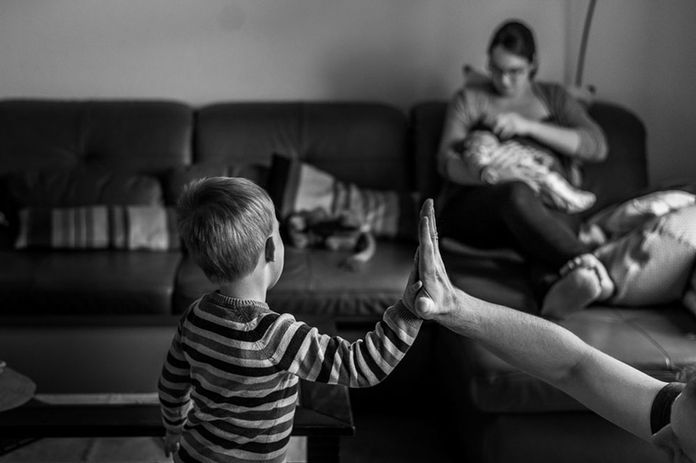 Familienzeit, Familienshooting, Familienreportage, Mama_liest_buch-vor, Familienfotograf_buchholz, Familienfotos_winsen, Wochenbettreportage, Babyfotos, Neugeborenenfotos_zuhause, 