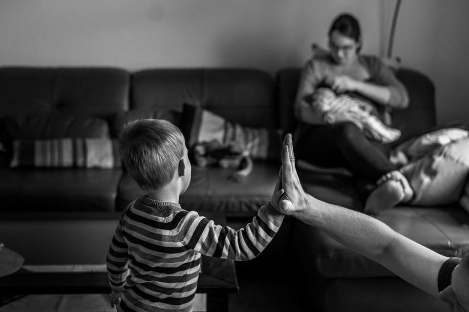 Familienzeit, Familienshooting, Familienreportage, Mama_liest_buch-vor, Familienfotograf_buchholz, Familienfotos_winsen, Wochenbettreportage, Babyfotos, Neugeborenenfotos_zuhause, 