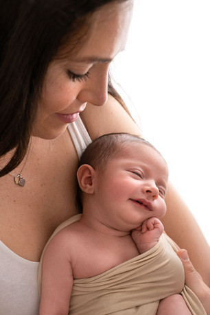 Neugeborenenfoto, Babyfoto, schlicht, hell, natürlich, Babyfotografhamburg, Babyfotografrosengarten, Neugeborenenshooting, Babyshooting, Mutter
