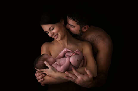 Eltern-mit-Baby, dunkel,
cosy, Familienfotografie, Neugeborenenshooting, Neugeborenenfotoshamburg, babyfotografhamburg, babyfotografbuchholz, babyfotos,