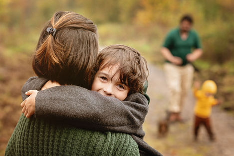 Familie in der Natur, Familienzeit, Kinderfoto, Mutter_kuschelt_mit_Kind