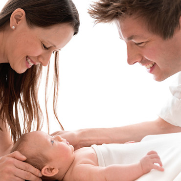 Neugeborenenfoto, Babyfoto, schlicht, hell, natürlich, Babyfotografhamburg, Babyfotograf-Rosengarten, Neugeborenenshooting, Babyshooting, Papa, Mama, Familienfotos