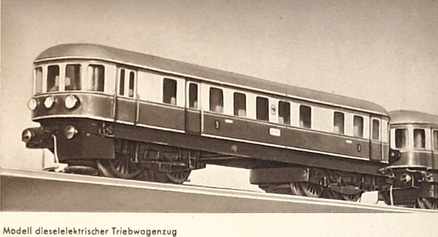 Ttriebwagen-Zug A_edited.jpg