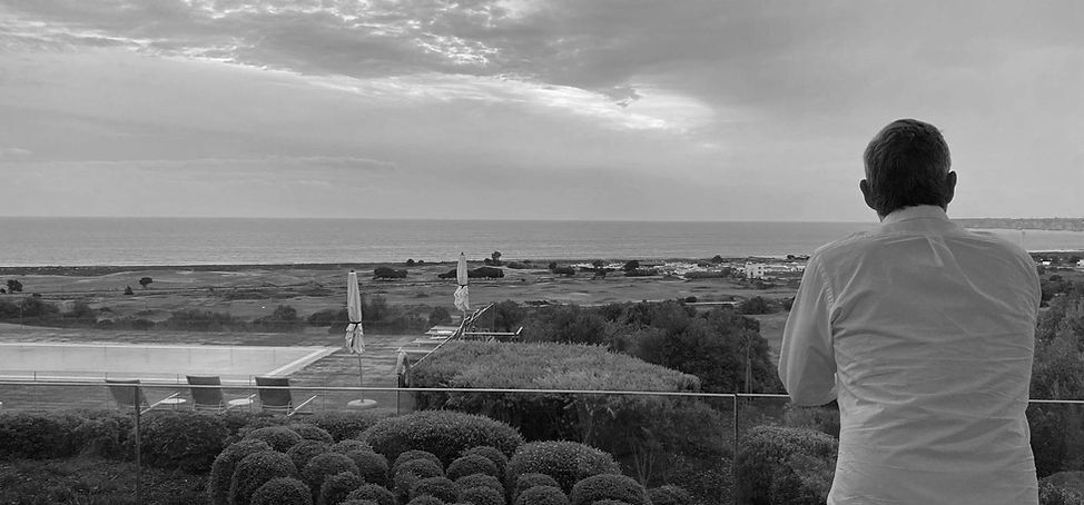 SW von hinten weisses Hemd und Meer.jpeg