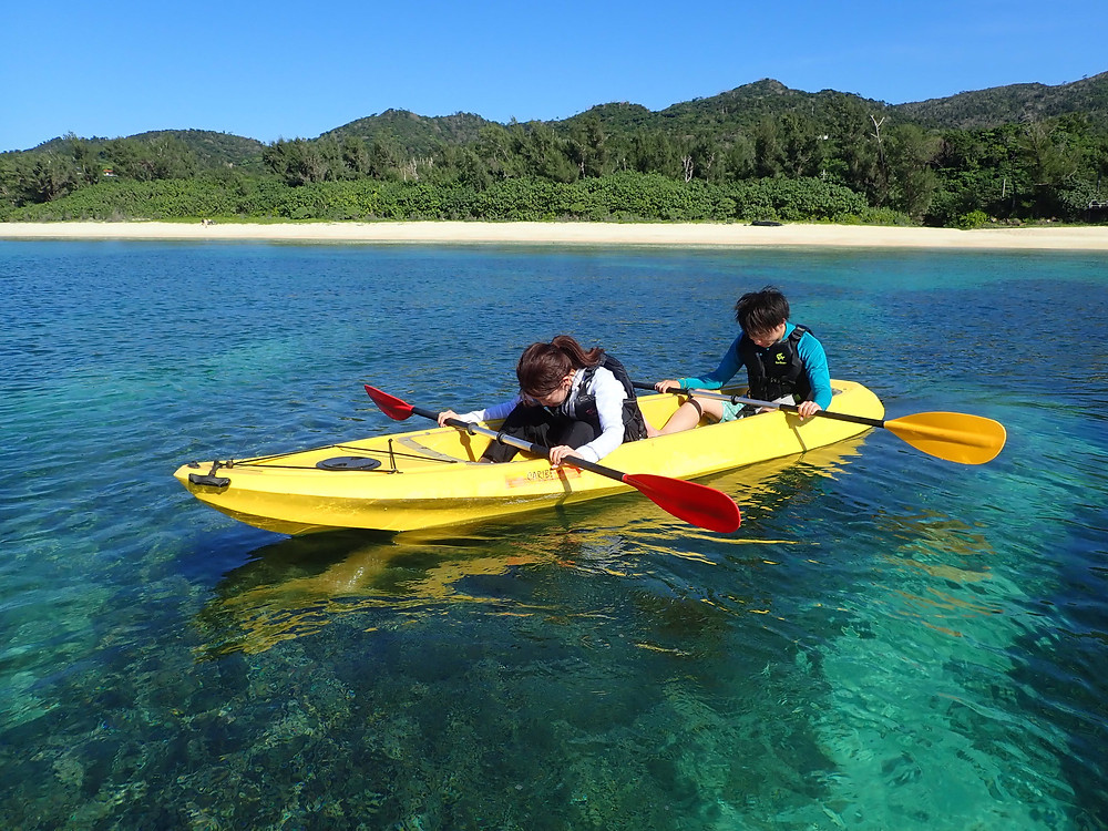 沖縄本島本部町でクリアーカヤック