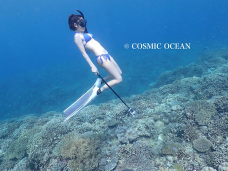 沖縄旅行でスノーケリングとダイビングを楽しむ女性