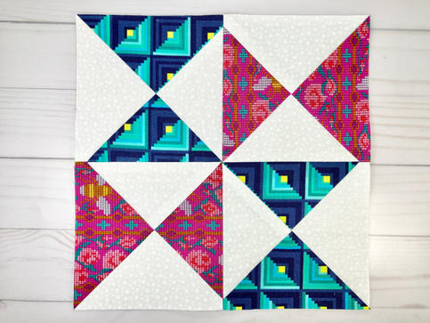 Precum în lecțiile anterioare, tăiați blocul final la dimensiunile de 26 cm x 26 cm (9.5 in x 9.5 in). Observați în centrul laturilor, colțurile triunghiulor nu sunt perfect ascuțite. Acest spațiu (ar trebui să fie 1 cm), va reprezenta tivul, și va fi ascuns, atunci când vom coase blocul in quiltul final. GATA!