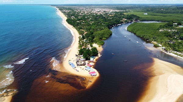 rio e mar em Caraíva