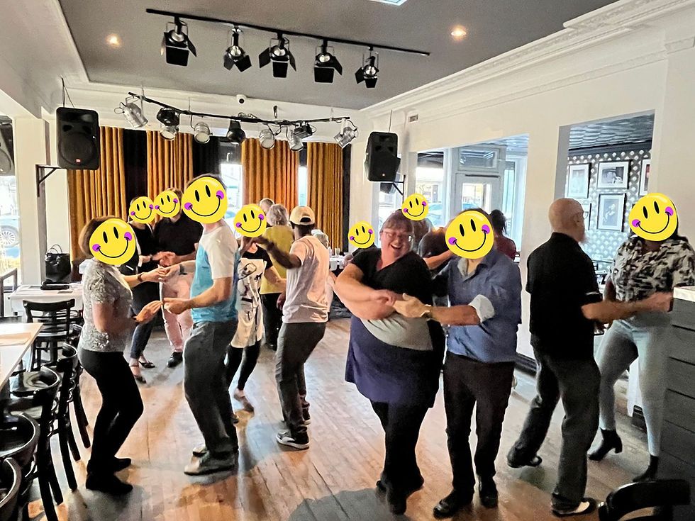 Danseurs de salsa dans un club lors d'une soirée de danse.