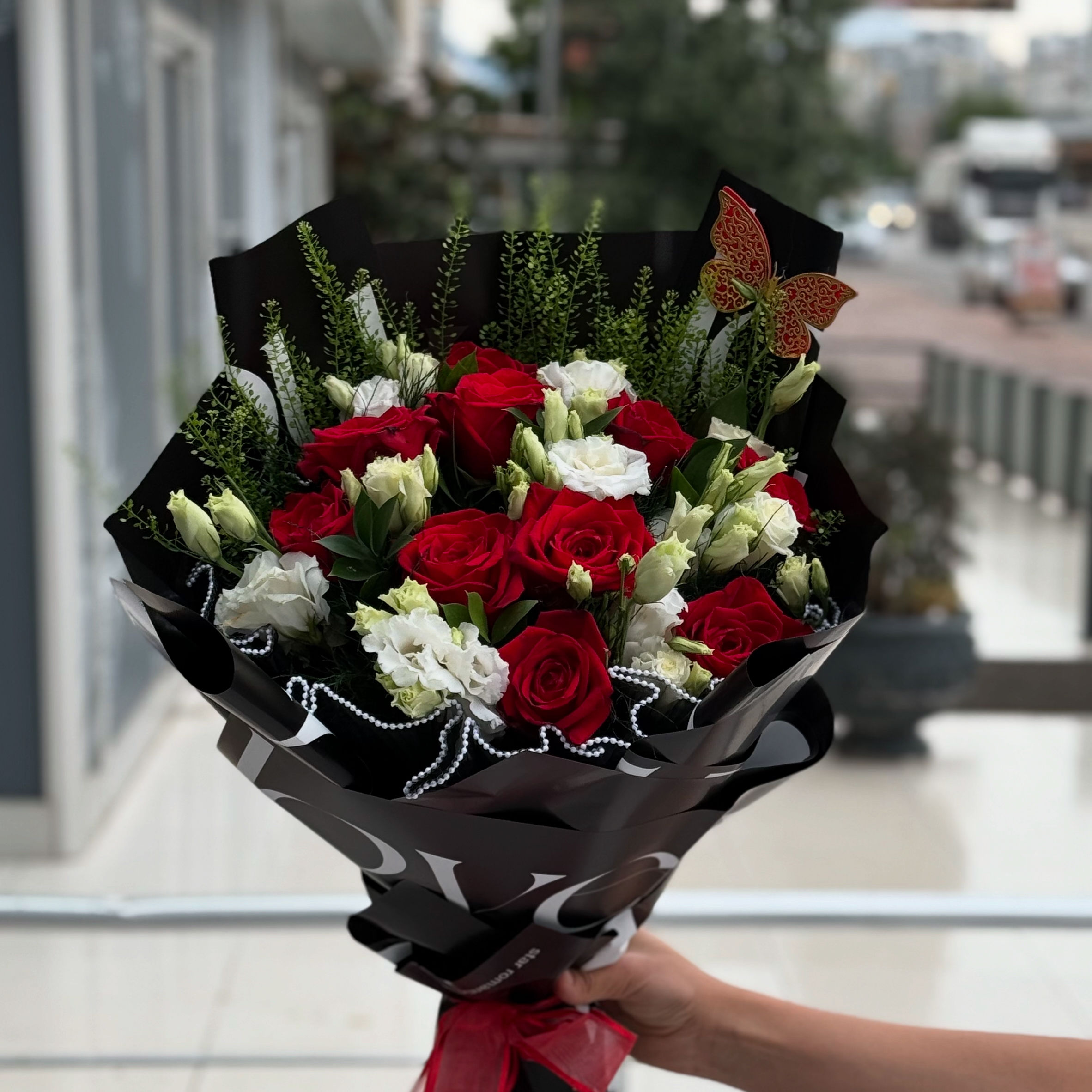 11 kırmızı gül ve beyaz lisyantuslar