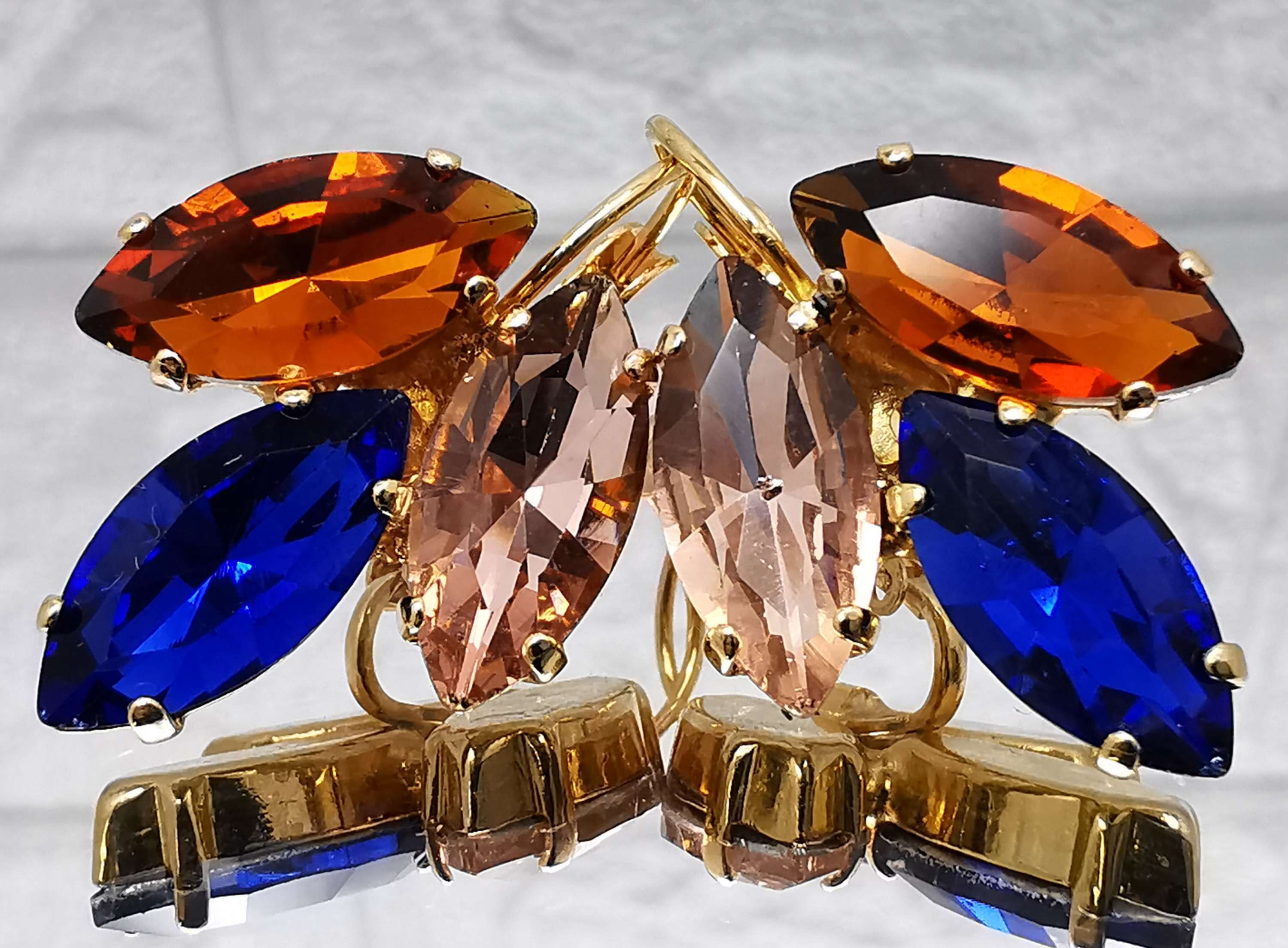 אבנים: קריסטל  חום 607 כחול 617 ורוד 602  מתנה בשבילה, מתנה לכלה,  עגילי עלים, עגילי טיפה,עגילים בתליה,