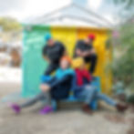 הרביעייה צבעונית ושמחה מצטלמים בחצר של אירית צילום מאירה גוראי רז