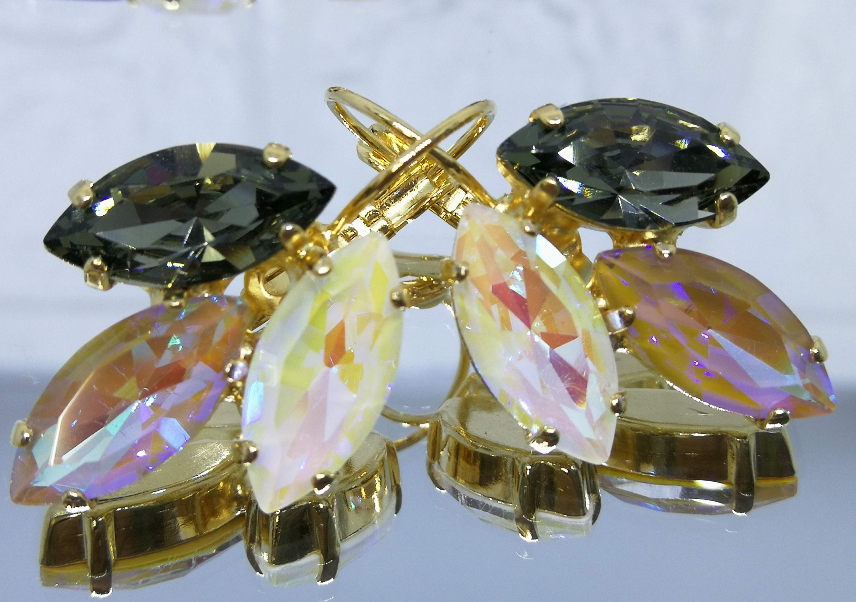 אפור כסוף, חום בהיר, לבן.  אבנים: קריסטלים שונים Model # 573