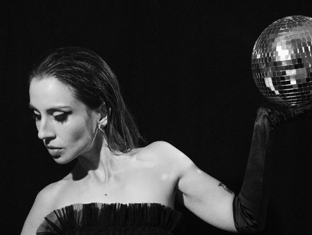 Nía Daroch presenta Reflejos:   su primer EP sobre identidad y transformación