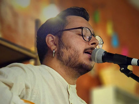 Josue Mory estrena Suspendidos: una metáfora del equilibro en la entrega y conexión en el amor cotidiano.