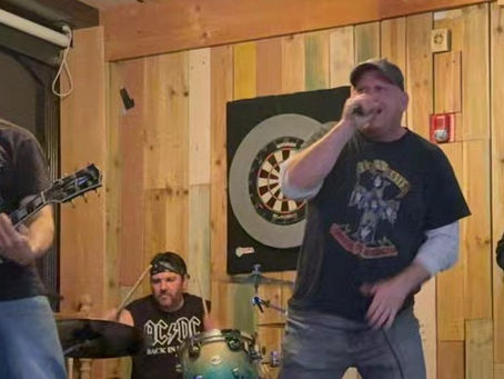 Run Thrü Red lanza su sencillo homónimo  Run Thrü Red: mucho rock y mucha actitud