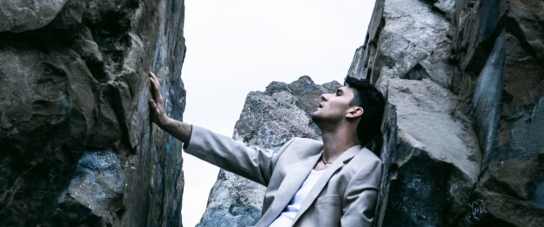 Nikos derrumba sus miedos en  Torres :  un viaje de transformación personal