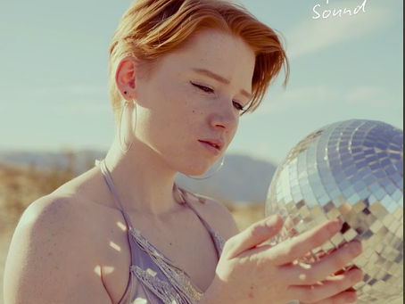 Safe & Sound (Stripped): intimidad y reinvención por Pip Lewis