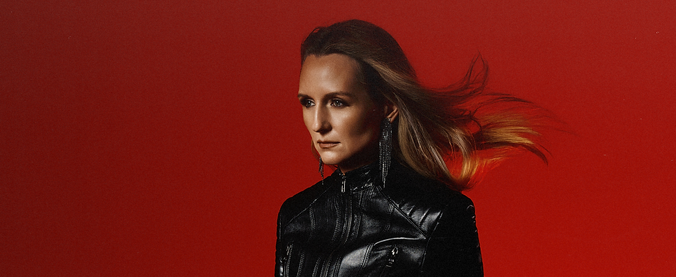 Ellie Bloom regresa con  Le Monde: electro-pop íntimo entre la melancolía y la luz