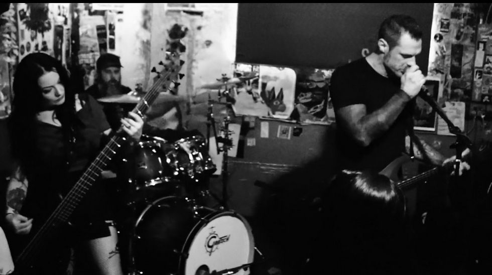 Deflecting Ghosts estrena   Out of the Grave : una canción nacida entre la vida y la muerte