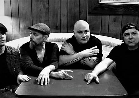 i regresa con Away: cuando las palabras fallan, el volumen habla