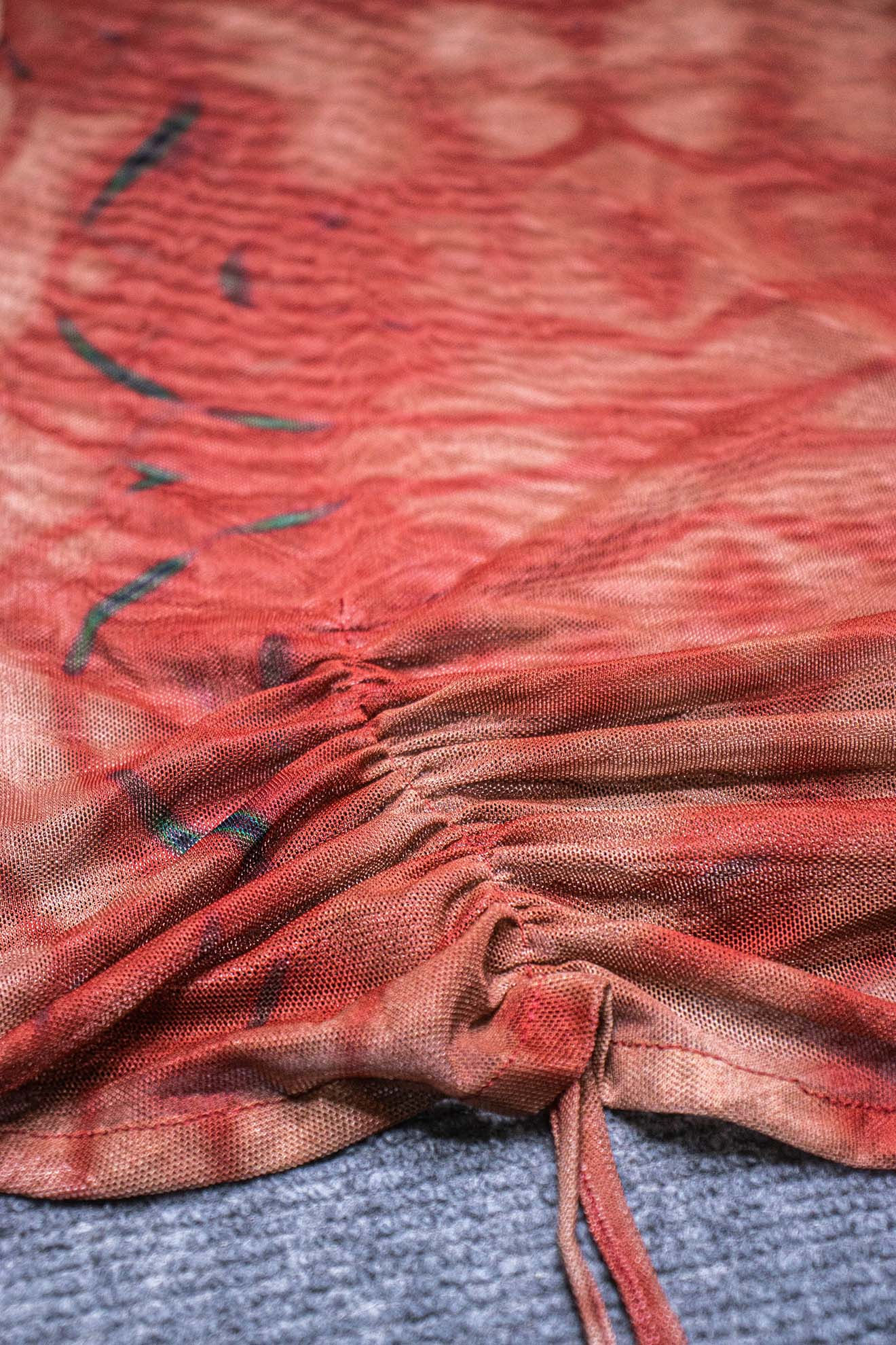 Áo tie-dye màu cam đỏ, thun xếp ly có dây rút.