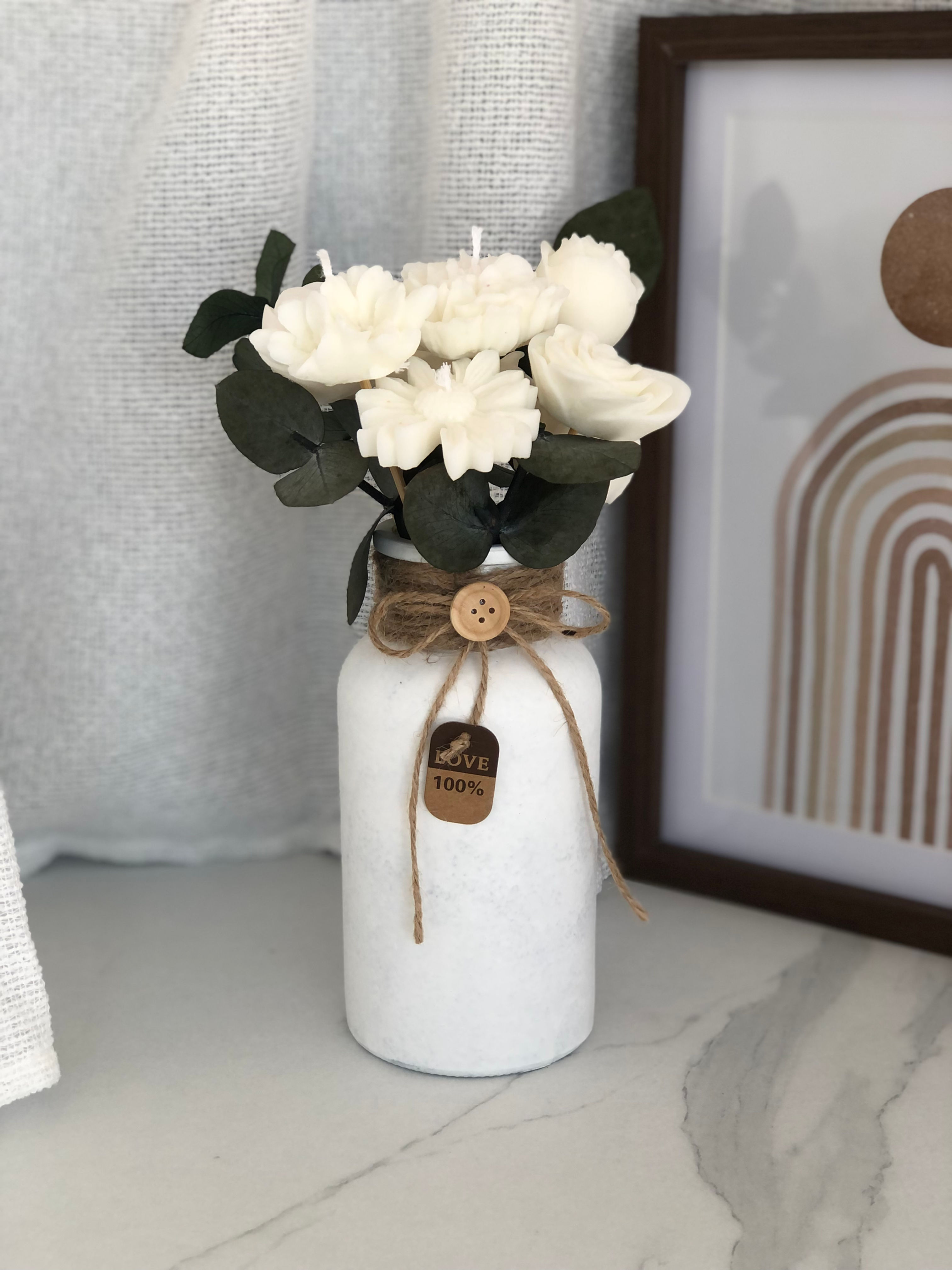 Vase blanc et noeud en corde jute