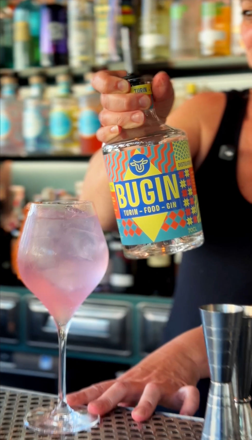 Tra le ultime creazioni nate nel laboratorio sensoriale di BUGIN c’è una novità assoluta, tanto inaspettata quanto destinata a diventare irrinunciabile: si chiama BUGIN Garden Spritz. Un cocktail sorprendente, capace di stupire fin dal primo sorso e di lasciare un’impronta così riconoscibile da diventare un nuovo punto fermo del tuo aperitivo.