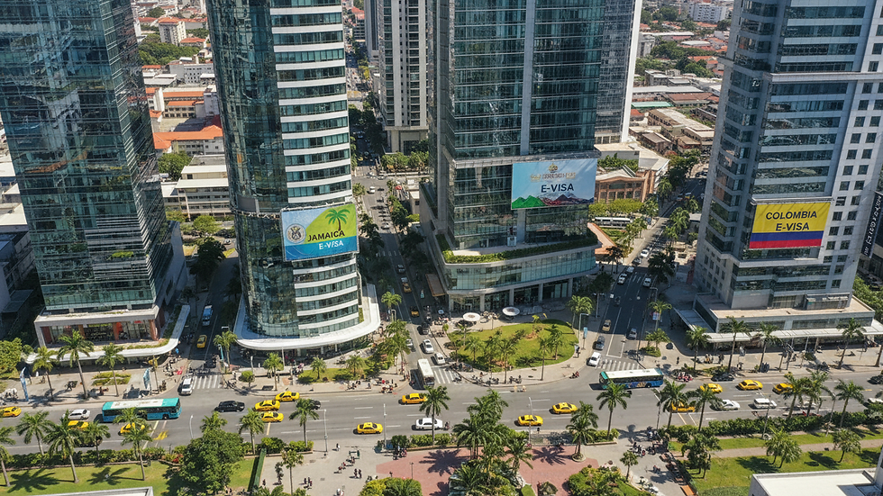 Vue en plongée d’un quartier commercial dynamique avec plusieurs bâtiments modernes