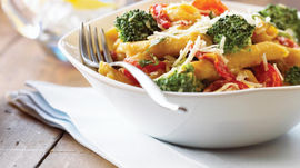 Penne aromático com brócolis, tomates cereja e manjericão