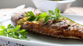 Anchova assada com limão e gengibre