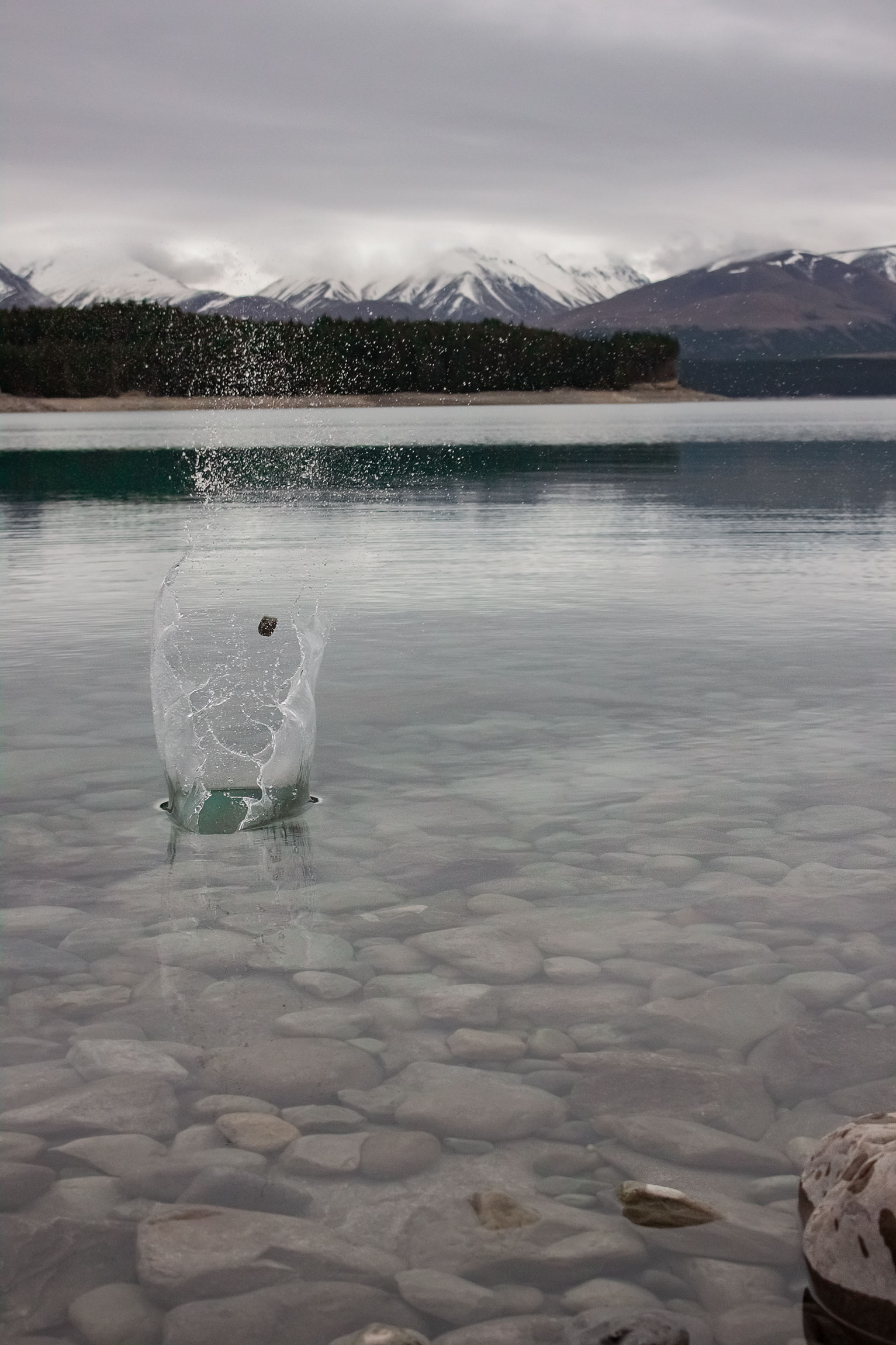 pukaki-lak-nz-skipping-stone-photography-water-grey.jpg