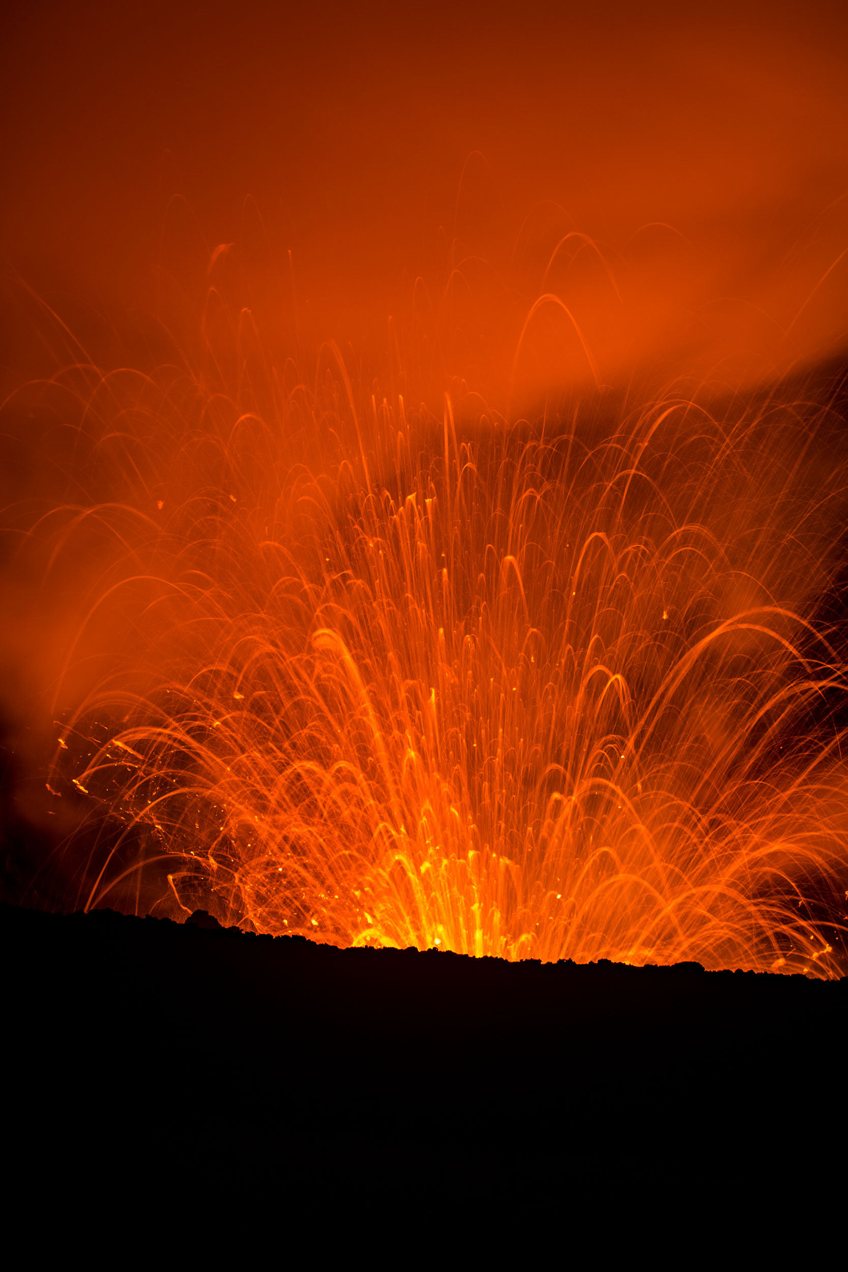 vanuatu-tanna-island-nature-yasur-volcano-eruption-night-photography-rim-lava-crater-explo