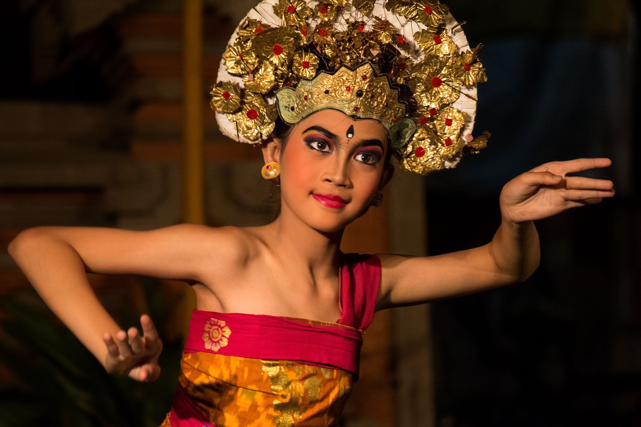 bali-balinese-dance-performance-ubud-indonesia-portrait-girls-dancing.jpg