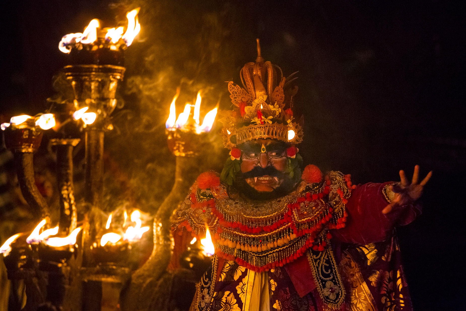 bali-balinese-dance-performance-ubud-indonesia-portrait-monkey-show.jpg