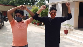 UP: हाथ उठाकर थाने पहुंचे गौ तस्कर, बोले- हमें कर लो गिरफ्तार, गोली मत मारना