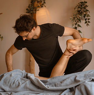 Masseur en train d'effectuer un massage sur mesure à dijon