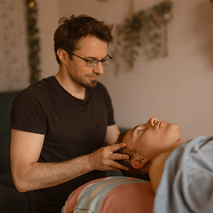 Masseur en train d'effectuer un massage bien etre à dijon