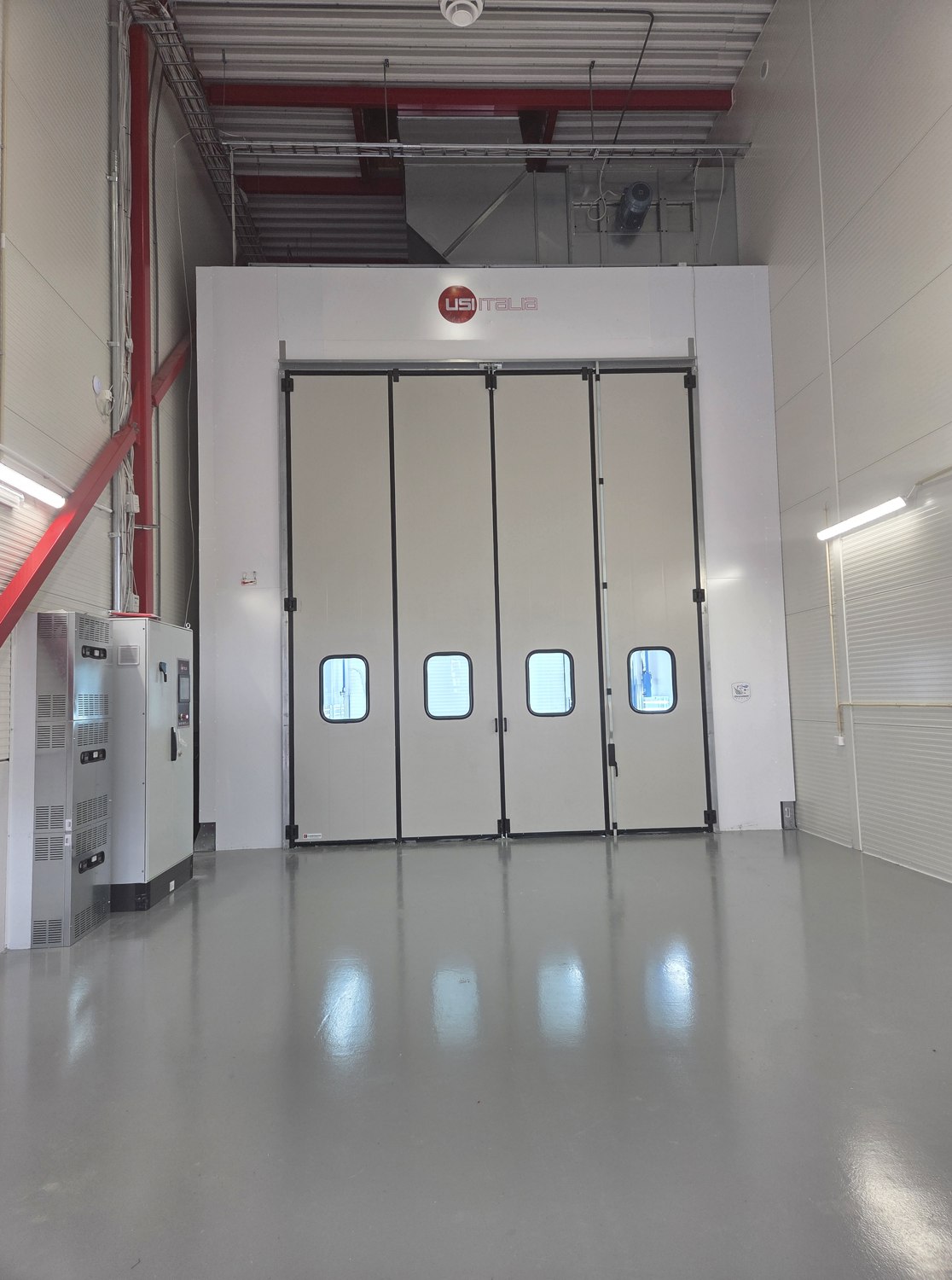 Lukket portfront med fire vinduer og USI Italia-merke, sett fra hallen.