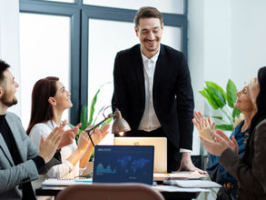 Manager beloont team met bonus en waardering tijdens vergadering op kantoor