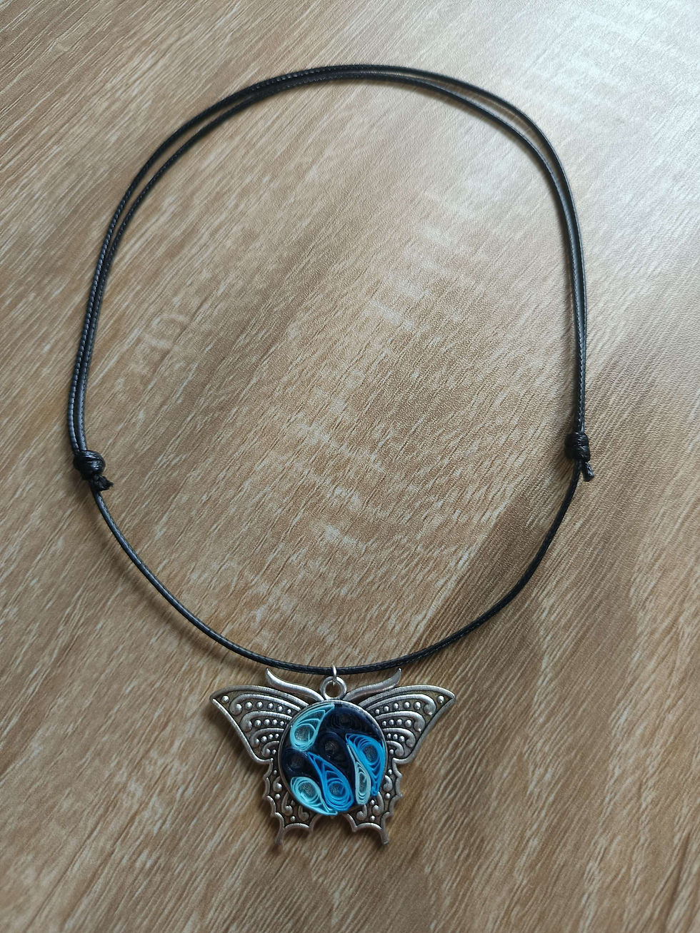 Miniature : Collier papillon bleu en quilling fait main