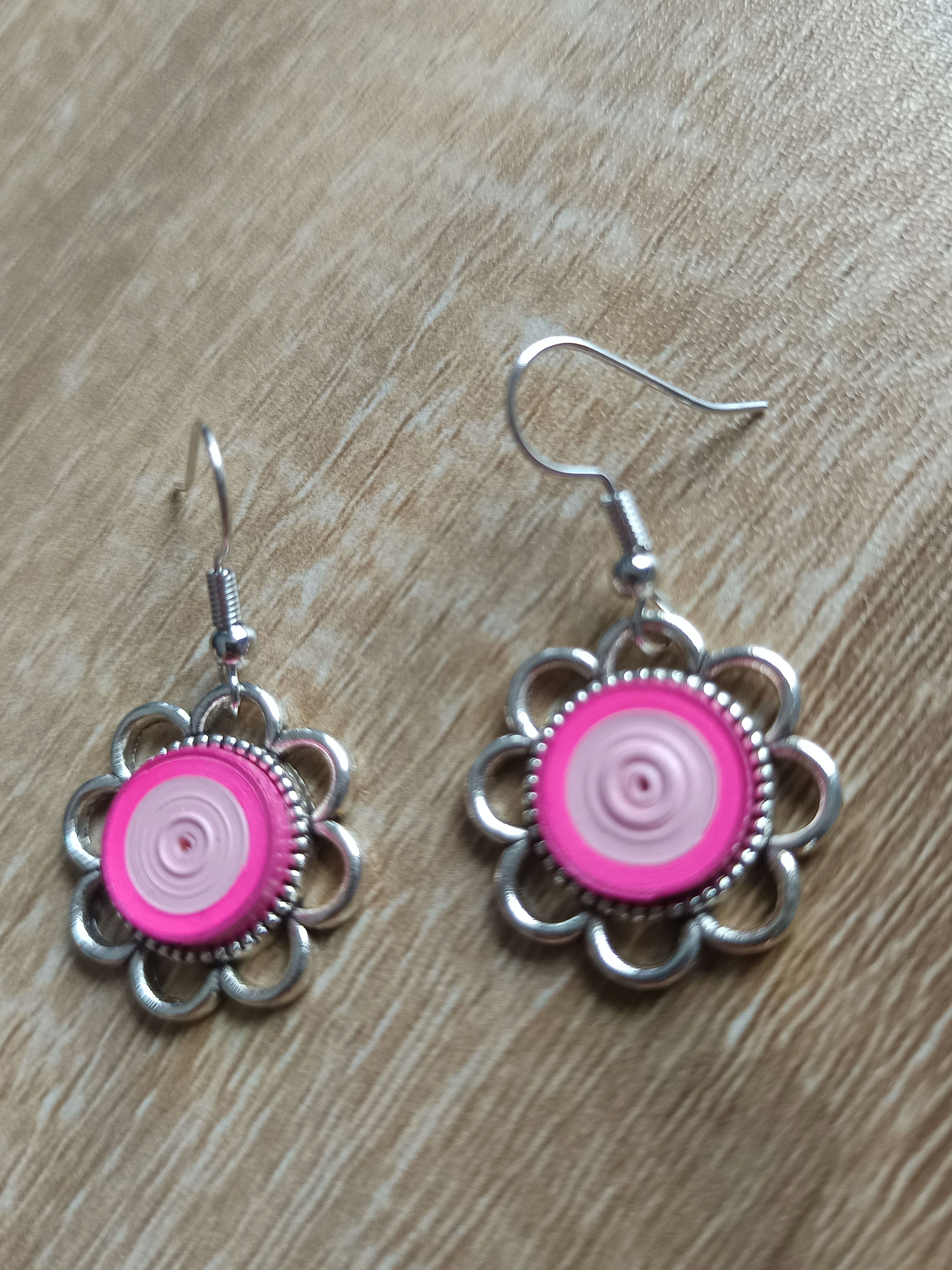 Boucles d'oreilles fleurs roses en quilling