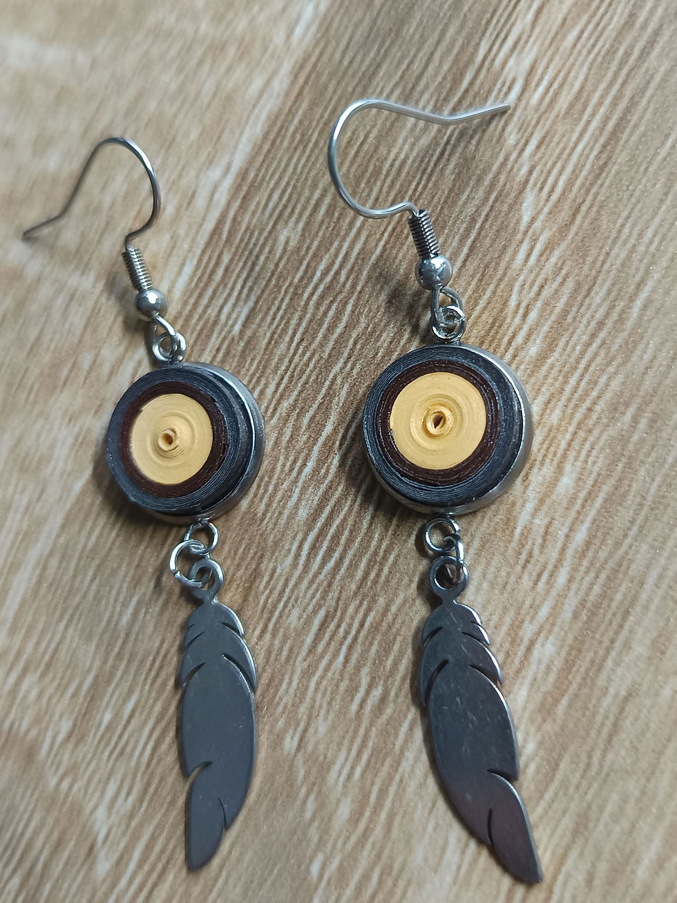 Miniature : Boucles d'oreilles plumes chocolat crème 